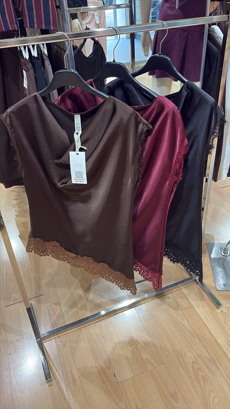 MAGLIA SMANICATA CON PIZZO E FONDO ASIMMETRICO