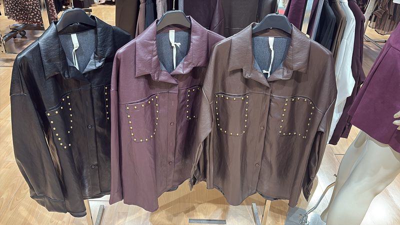CAMICIONE IN ECOPELLE CON BORCHIE