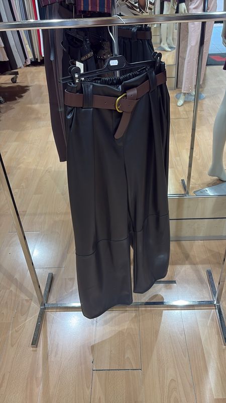 PANTALONE IN ECOPELLE A GAMBA LARGA CON CINTURA