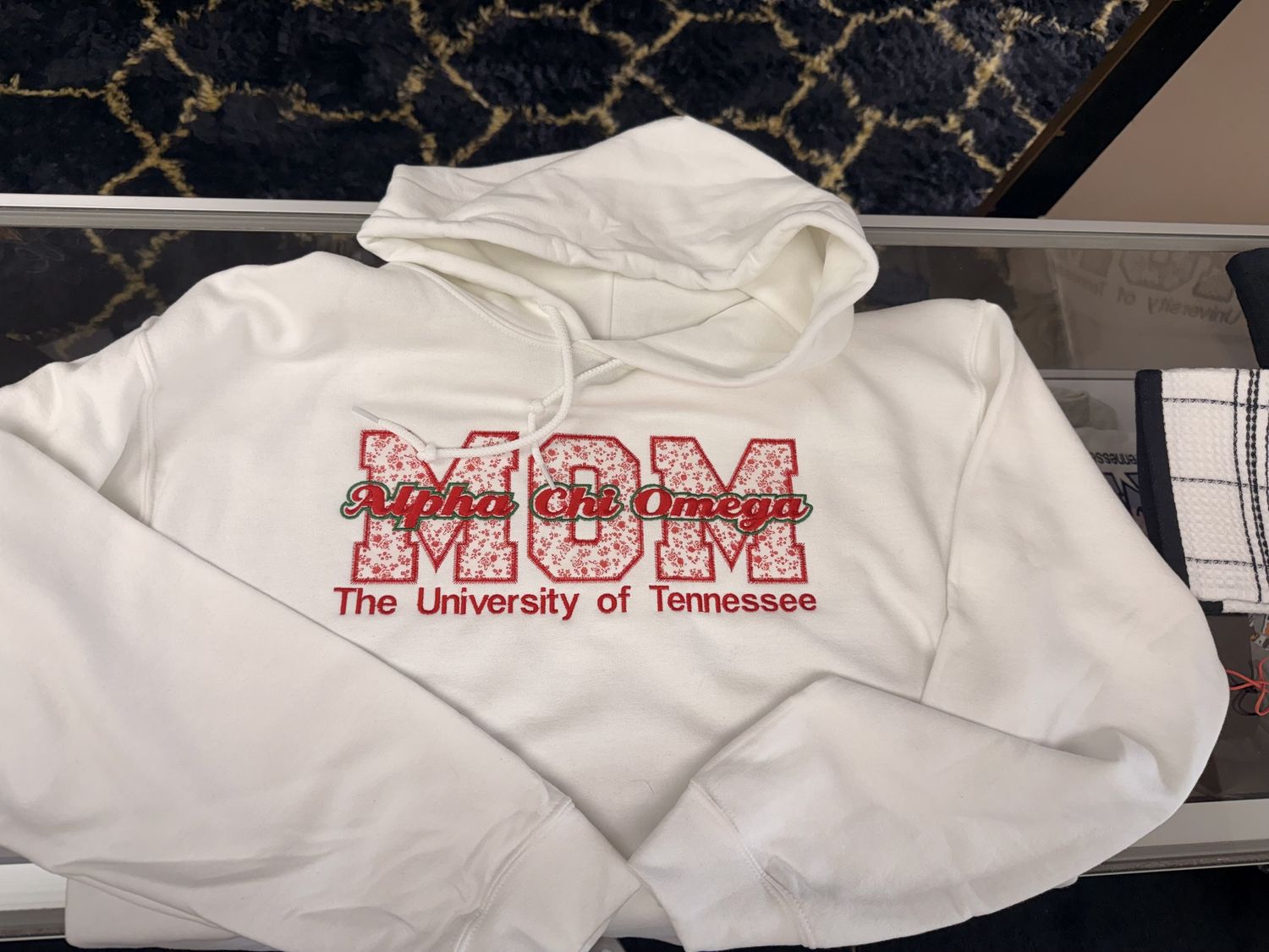 Alpha Chi Omega - Mom Applique Sweatshirt, Colour: White, Size: S, Style: Crew Neck