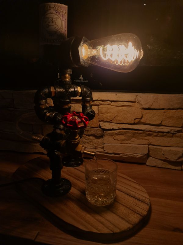 "Der Löschmeister" - Dekodesign-Getränkespender Lampe „Feuerwehrmann“ – Industrial Steampunk Design