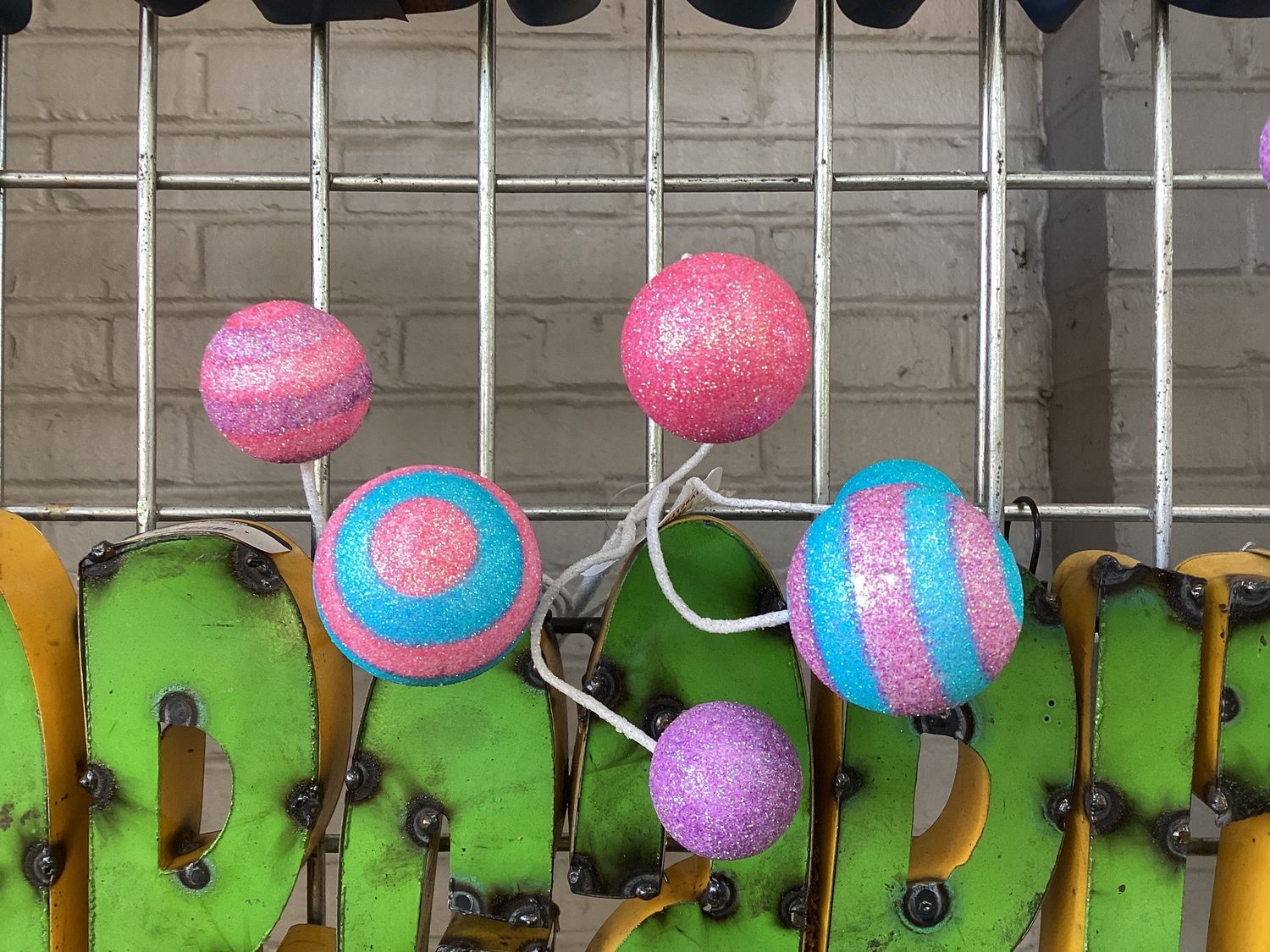 17" Stripe &amp; Solid Ball Pick Spray