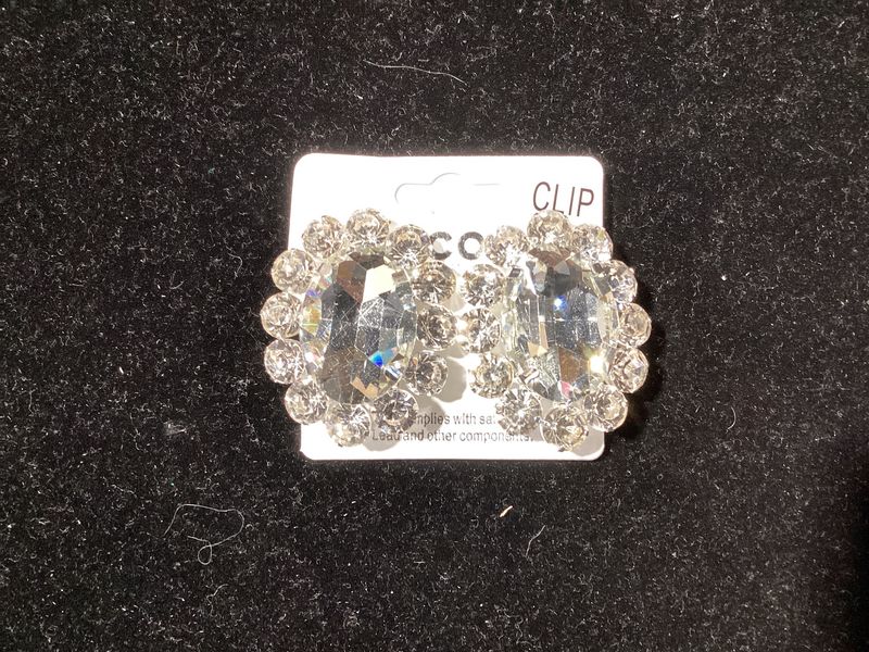91860_Silver/Clear, oval accent rhinestone clip on earring