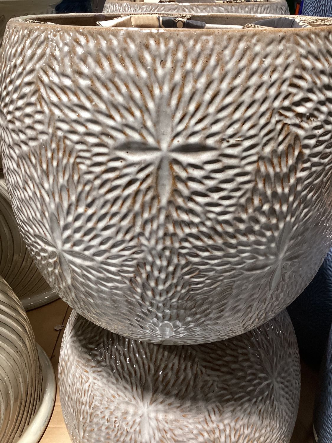 Round Planter with Flower Design, L 14.75x16&quot;, Creamy Bronze