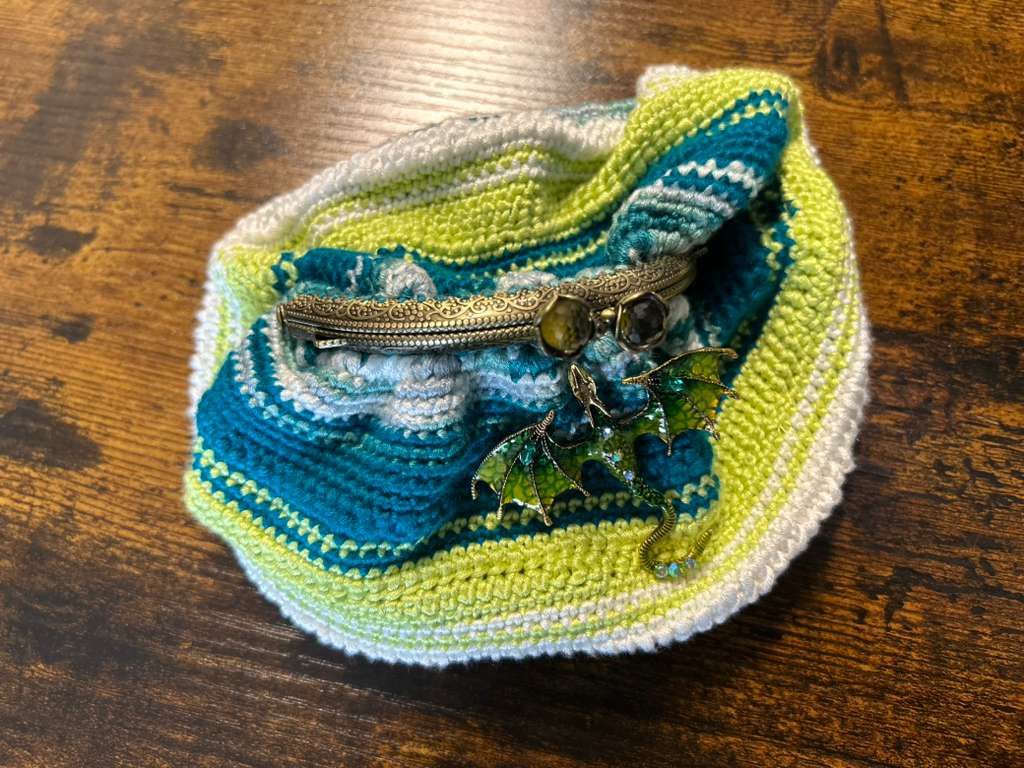 Dragon Dice Bags -with mystery dice set and dragon brooch, Color: Green Dragon