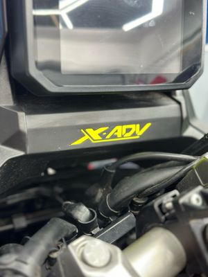 ADESIVO LOGO X-ADV per strumentazione X-ADV 750 dal 2021 al 2025