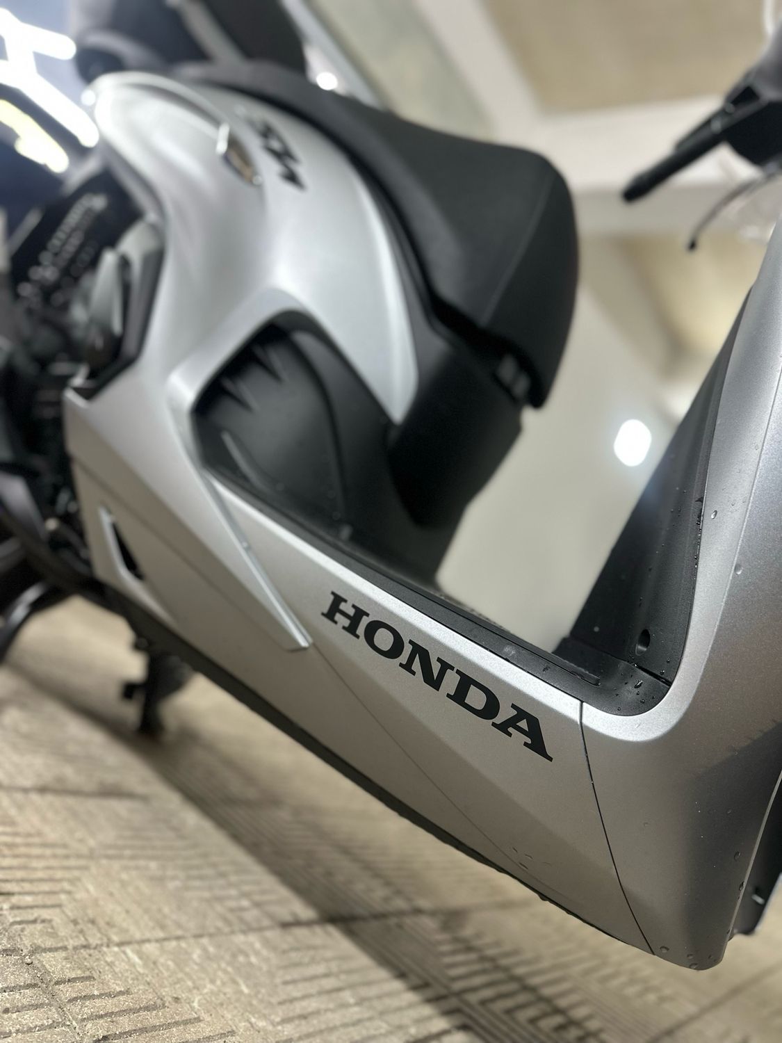 ADESIVI HONDA SOTTO PEDANA SH 350i dal 2020 al 2025 - 2pz.