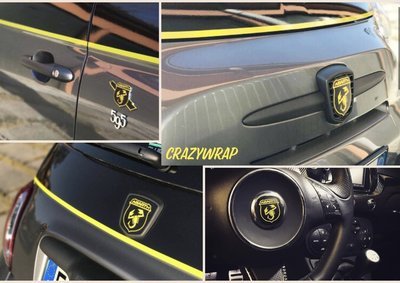 Kit loghi montati sull'auto