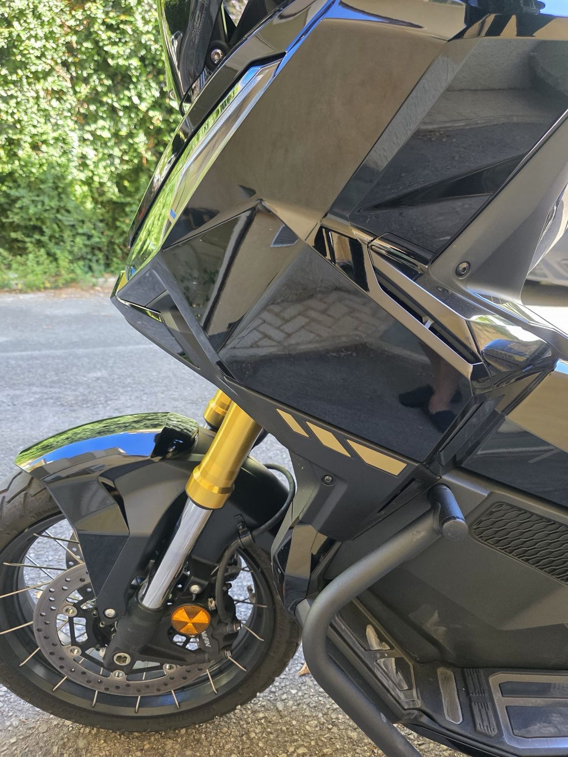 KIT TRATTINI ADESIVI ANTERIORI per X-ADV 750 dal 2025 KIT TRATTINI ADESIVI ANTERIORI per X-ADV 750 dal 2025