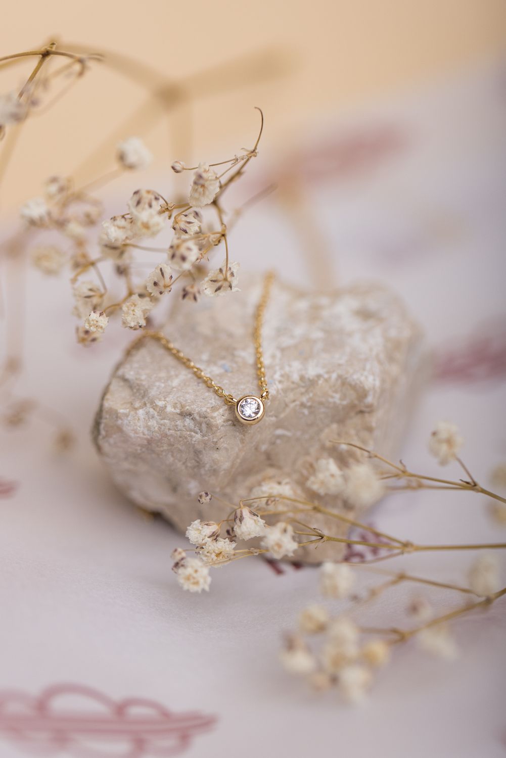 naszyjnik AVEN łańcuszek pozłacany 18 karatowym złotem z małą ozdobną aplikacją z białą cyrkonią minimalizm modny FRIGG jwl