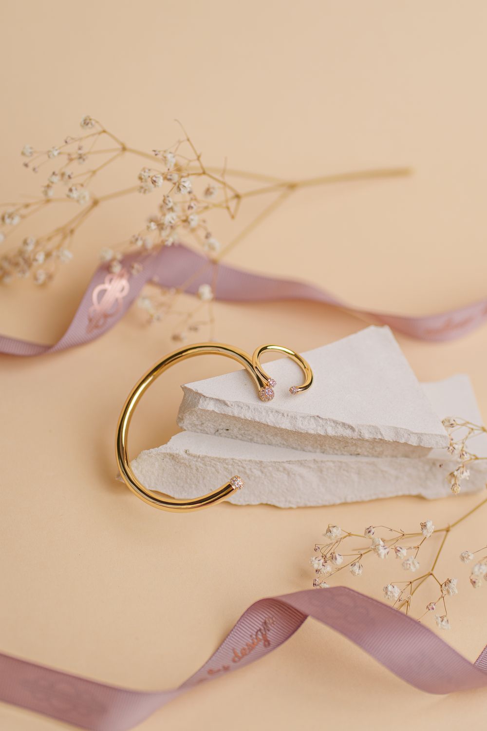 bransoleta NILA otwarta kształt litery C pozłacana 18 karatowym złotem rozmiar uniwersalny gładka błyszcząca Frigg Jwl 