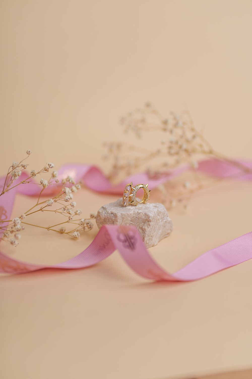 kolczyki ASTRIA pozłacane 18 karatowym złotem zapięcie huggie złote koła z kolcami i białymi cyrkoniami zjawiskowe FRIGG jwl