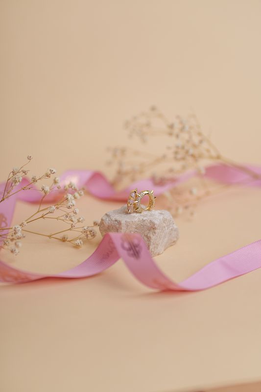 kolczyki ASTRIA pozłacane 18 karatowym złotem zapięcie huggie złote koła z kolcami i białymi cyrkoniami zjawiskowe FRIGG jwl