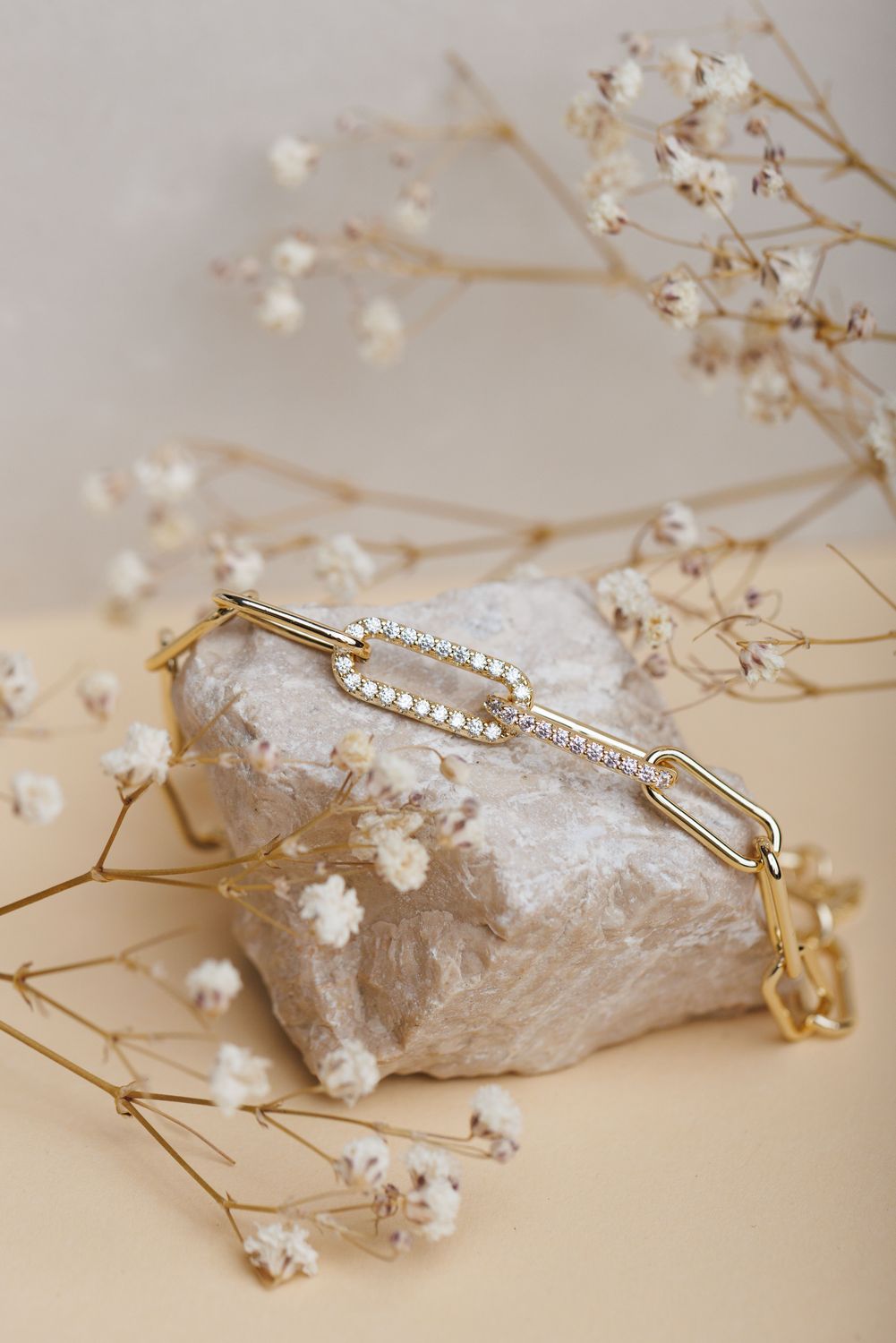 bransoletka LEA pozłacana 18 karatowym złotem duże prostokątne ogniwa zaokrąglone ozdobne ogniwo białe cyrkonie FRIGG jwl