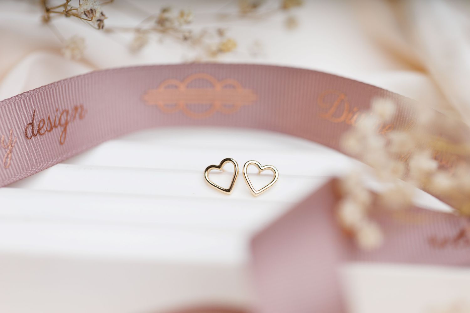kolczyki ELORIA sztyfty pozłacane 18 karatowym złotem kształt serca ponadczasowy wzór FRIGG jwl