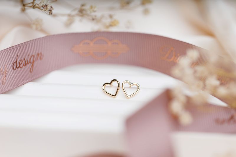 kolczyki ELORIA sztyfty pozłacane 18 karatowym złotem kształt serca ponadczasowy wzór FRIGG jwl