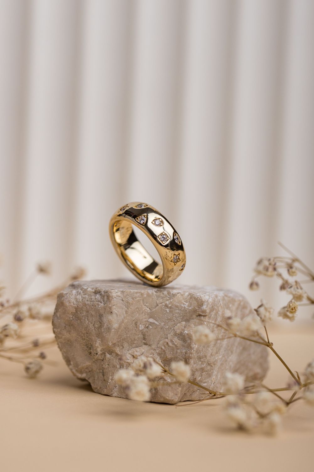 pierścionek LUMI szeroki pozłacany 18 karatowym złotem ozdobne kształty z białymi cyrkoniami gładki błyszczący FRIGG jwl