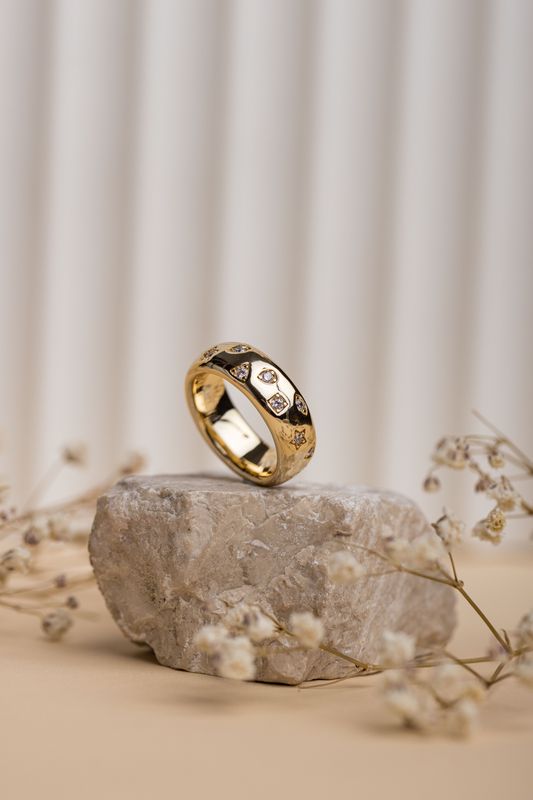 pierścionek LUMI szeroki pozłacany 18 karatowym złotem ozdobne kształty z białymi cyrkoniami gładki błyszczący FRIGG jwl