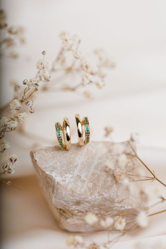 kolczyki AURI pozłacane 18 karatowym złotem  dwa połączone okręgi  jeden ozdobiony zielonymi cyrkoniami sztyfty FRIGG jwl