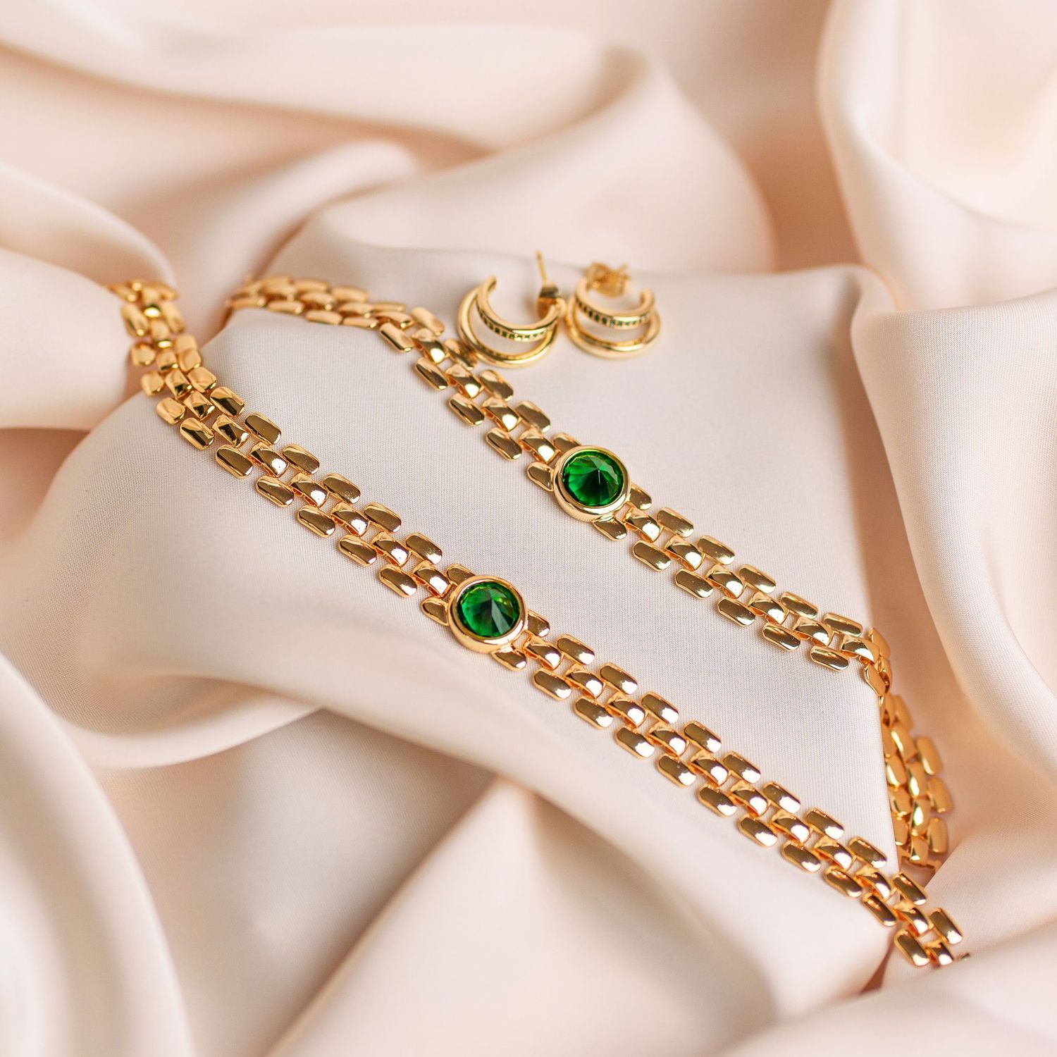 bransoletka AURI  pozłacana 18 karatowym złotem szeroka z dużym zielonym oczkiem w złotej oprawie bez regulacji FRIGG jwl