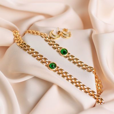 bransoletka AURI  pozłacana 18 karatowym złotem szeroka z dużym zielonym oczkiem w złotej oprawie bez regulacji FRIGG jwl