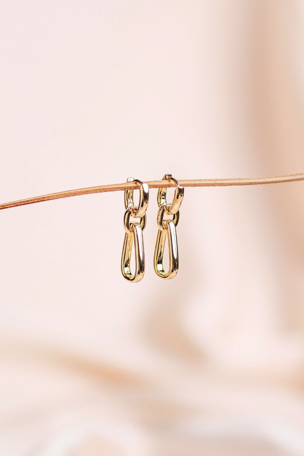 kolczyki LUMI długie wiszące pozłacana 18 karatowym złotem huggie 2 owale połączone z zaokrągloną łezką  basic FRIGG jwl
