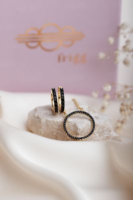 kolczyki ELYSIA duże koła pozłacana 18 karatowym złotem huggie na krawędzi odobione czarnymi cyrkoniami eleganckie FRIGG jwl