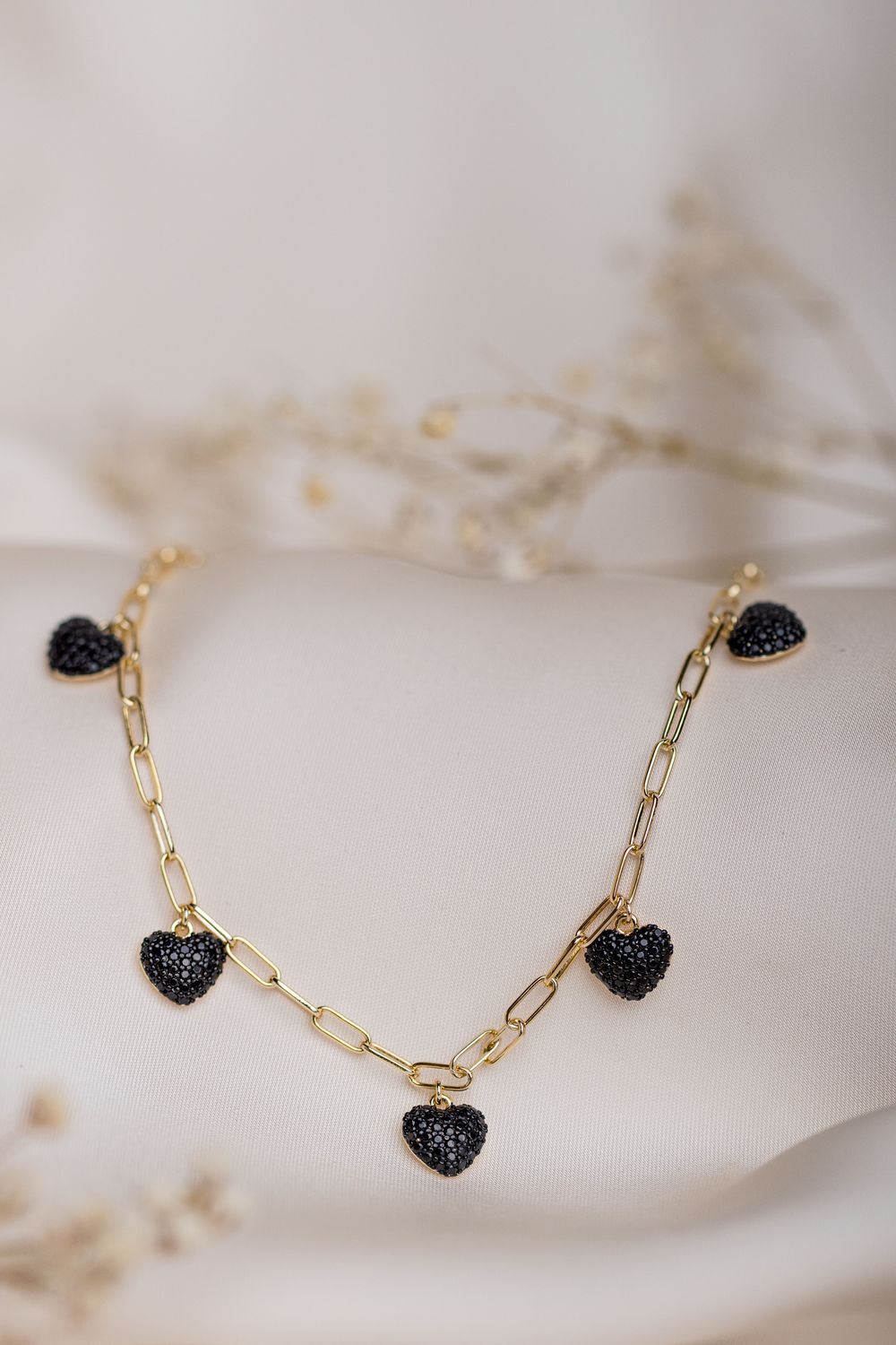 naszyjnik RHEA łańcuszek ogniwa pozłacany 18 karatowym złotem z 5 ozdobionymi czarnymi cyrkoniami sercami subtelny FRIGG jwl