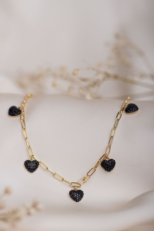 naszyjnik RHEA łańcuszek ogniwa pozłacany 18 karatowym złotem z 5 ozdobionymi czarnymi cyrkoniami sercami subtelny FRIGG jwl