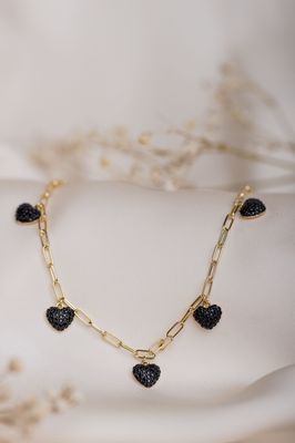 naszyjnik RHEA łańcuszek ogniwa pozłacany 18 karatowym złotem z 5 ozdobionymi czarnymi cyrkoniami sercami subtelny FRIGG jwl