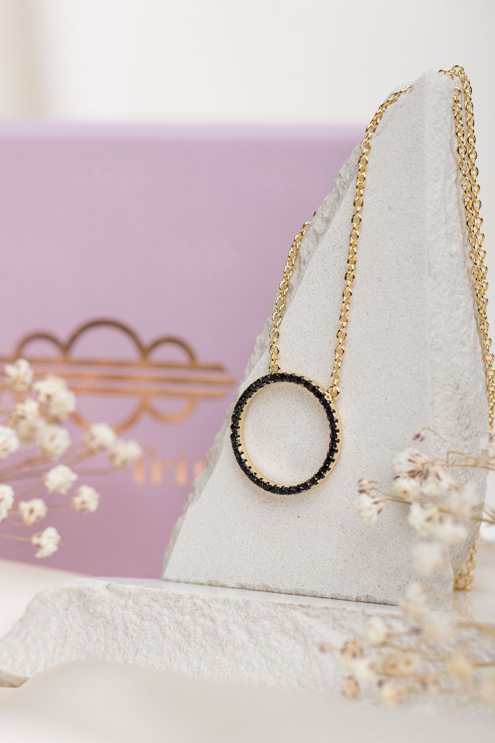 naszyjnik ELYSIA łańcuszek pozłacany 18 karatowym złotem z dużym kołem ozdobionym czarnymi cyrkoniami elegancki FRIGG jwl