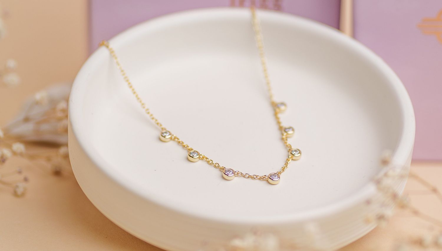 naszyjnik LIORA pozłacany 18 karatowym złotem długi łańcuszek z 7 aplikacjami białych cyrkonii w złotej oprawie FRIGG jwl