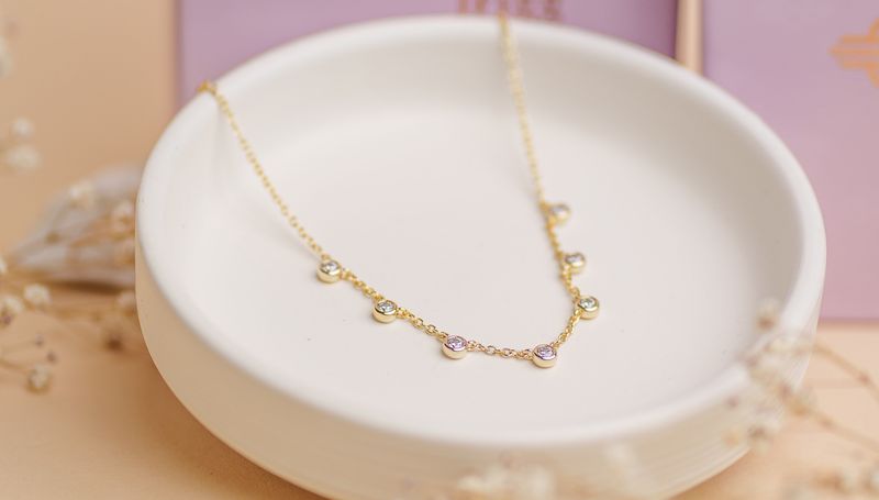 naszyjnik LIORA pozłacany 18 karatowym złotem długi łańcuszek z 7 aplikacjami białych cyrkonii w złotej oprawie FRIGG jwl