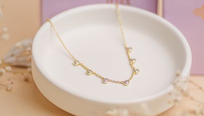 naszyjnik LIORA pozłacany 18 karatowym złotem długi łańcuszek z 7 aplikacjami białych cyrkonii w złotej oprawie FRIGG jwl