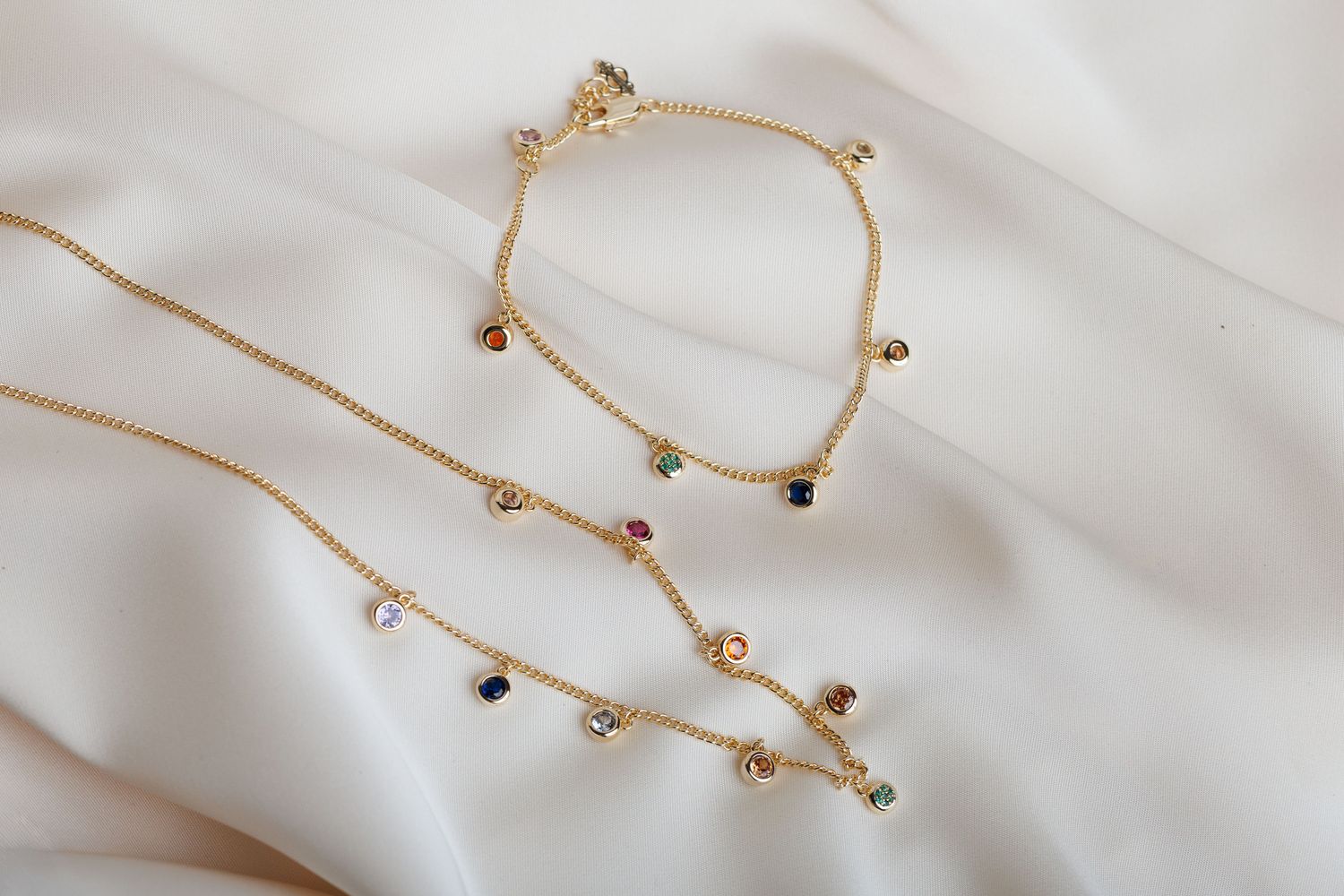 bransoletka CLEO pozłacana 18 karatowym złotem łańcuszek z 5 kolorowymi cyrkoniami aplikacjami w złotej oprawie FRIGG jwl