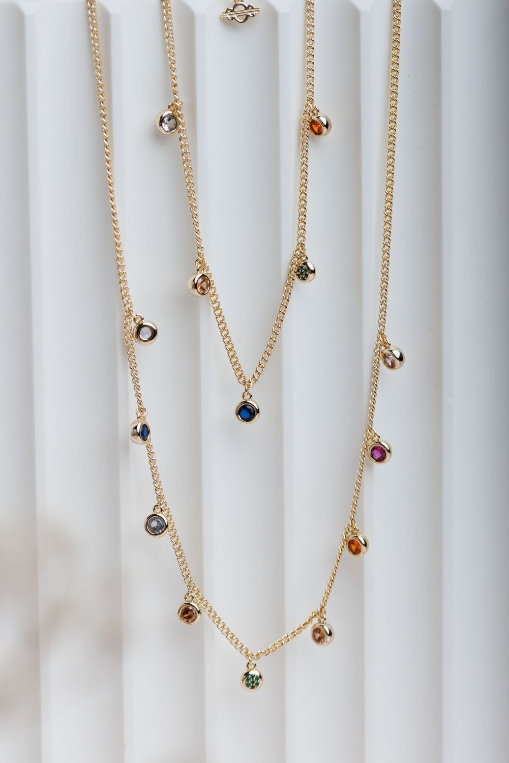 naszyjnik CLEO pozłacana 18 karatowym złotem łańcuszek z 9 kolorowymi cyrkoniami aplikacjami w złotej oprawie FRIGG jwl