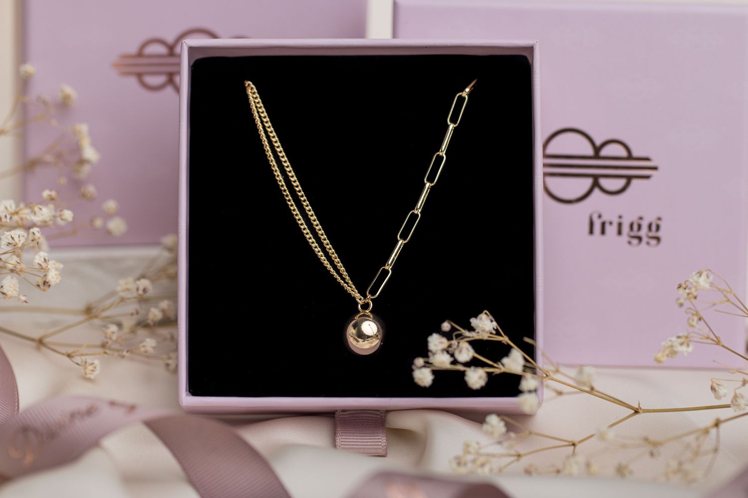 bransoletka FIRO pozłacana 18 karatowym złotem podwójny łańcuszek połączony dużą złotą kulą z łańcuszkiem z ogniwami FRIGG jw