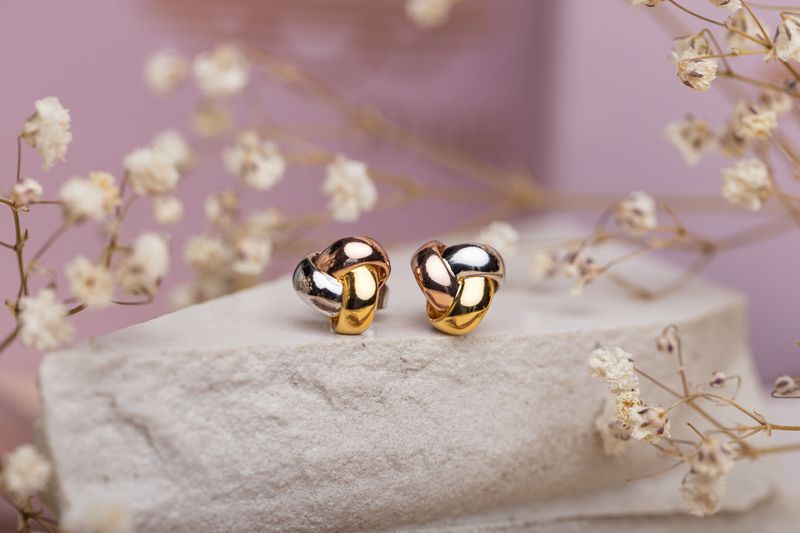 kolczyki AURELIA pozłacane 18 karatowym sztyfty złotem srebrne złote różowe złoto węzeł przeplatane uniwersalne FRIGG jwl