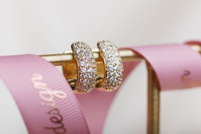 kolczyki pozłacane 18 karatowym złotem grube okrągłe kolczyki pokryte białymi błyszczącymi cyrkoniami eleganckie FRIGG jwl