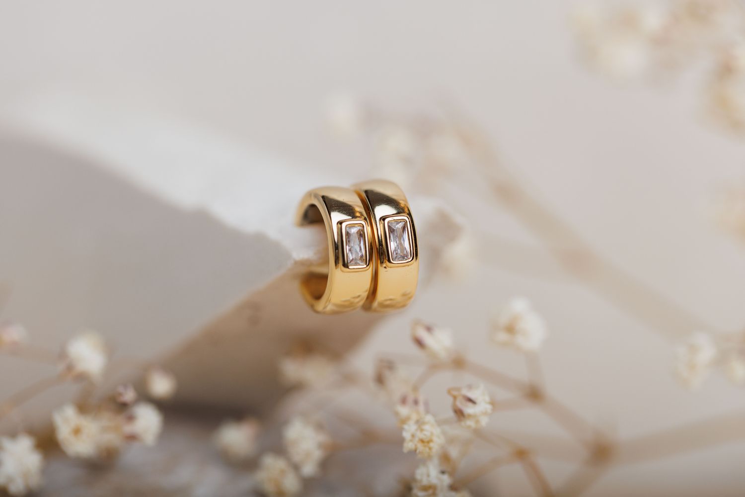 nausznice VELA pozłacane 18 karatowym złotem z dużą białą cyrkonią nakładana elegancka FRIGG jwl