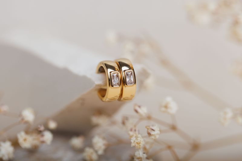 nausznice VELA pozłacane 18 karatowym złotem z dużą białą cyrkonią nakładana elegancka FRIGG jwl