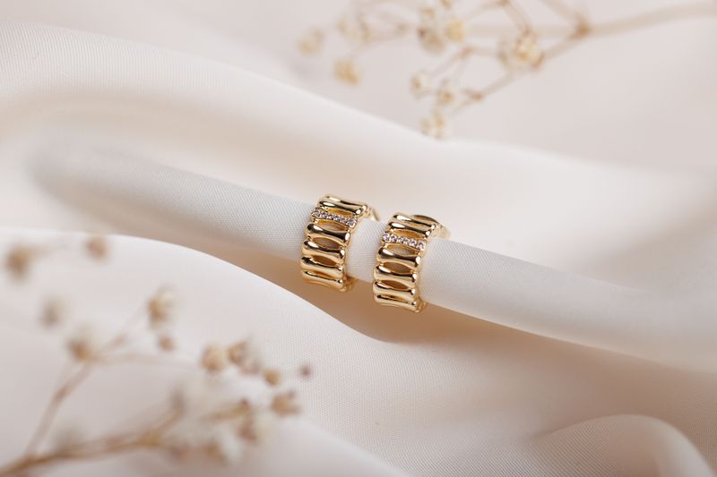 kolczyki ZANE sztyfty pozłacane 18 karatowym złotem szerokie zaokrąglone belki z jedną ozdobną z białymi cyrkoniami FRIGG jwl