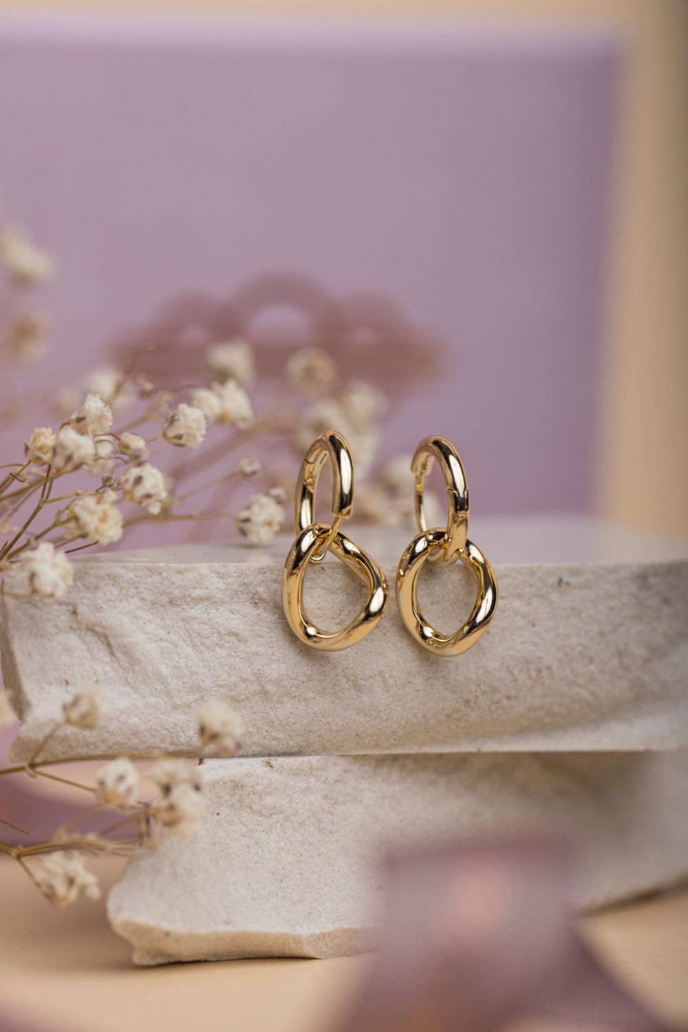 kolczyki ORIONA pozłacane 18 karatowym złotem huggie dwa połączone wykręcone koła gładkie błyszczące basic modne FRIGG jwl