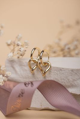 kolczyki ORIONA pozłacane 18 karatowym złotem huggie dwa połączone wykręcone koła gładkie błyszczące basic modne FRIGG jwl