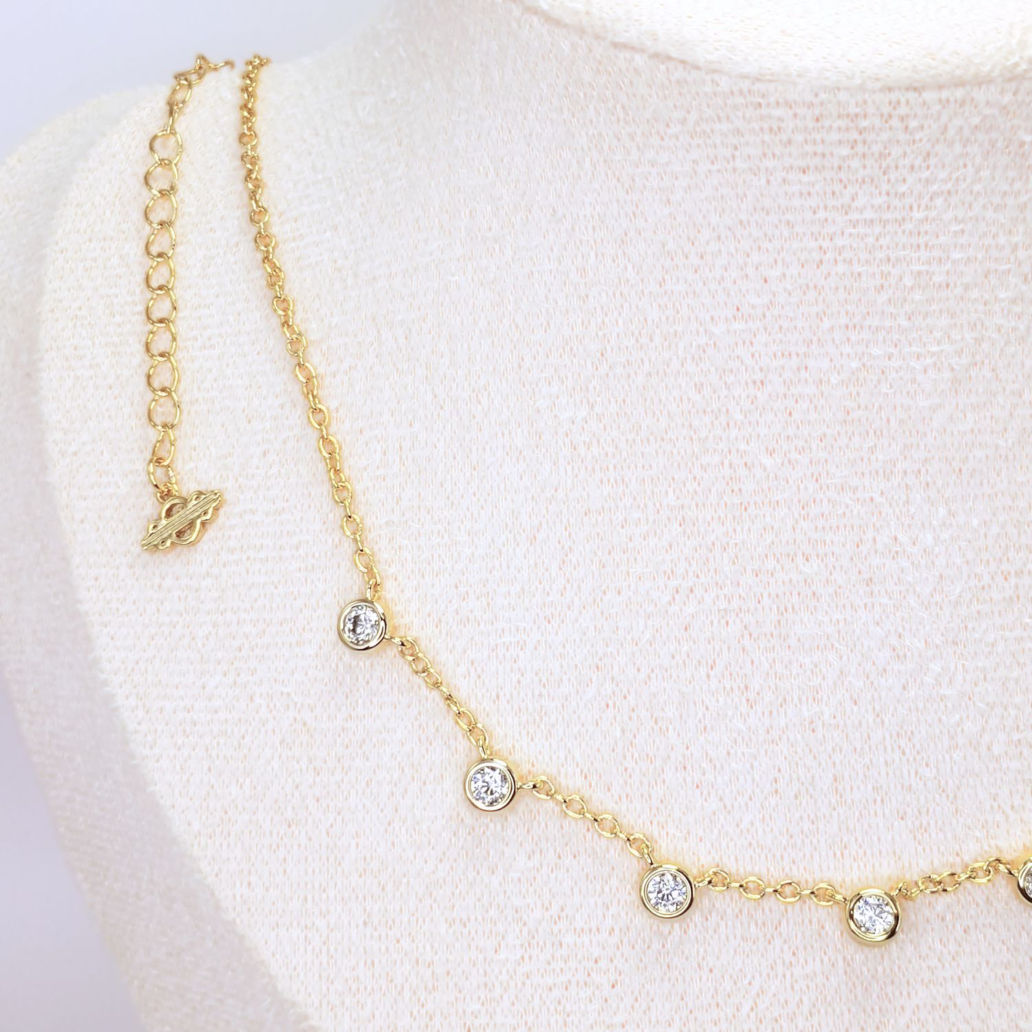 naszyjnik LIORA pozłacany 18 karatowym złotem długi łańcuszek z 7 aplikacjami białych cyrkonii w złotej oprawie FRIGG jwl