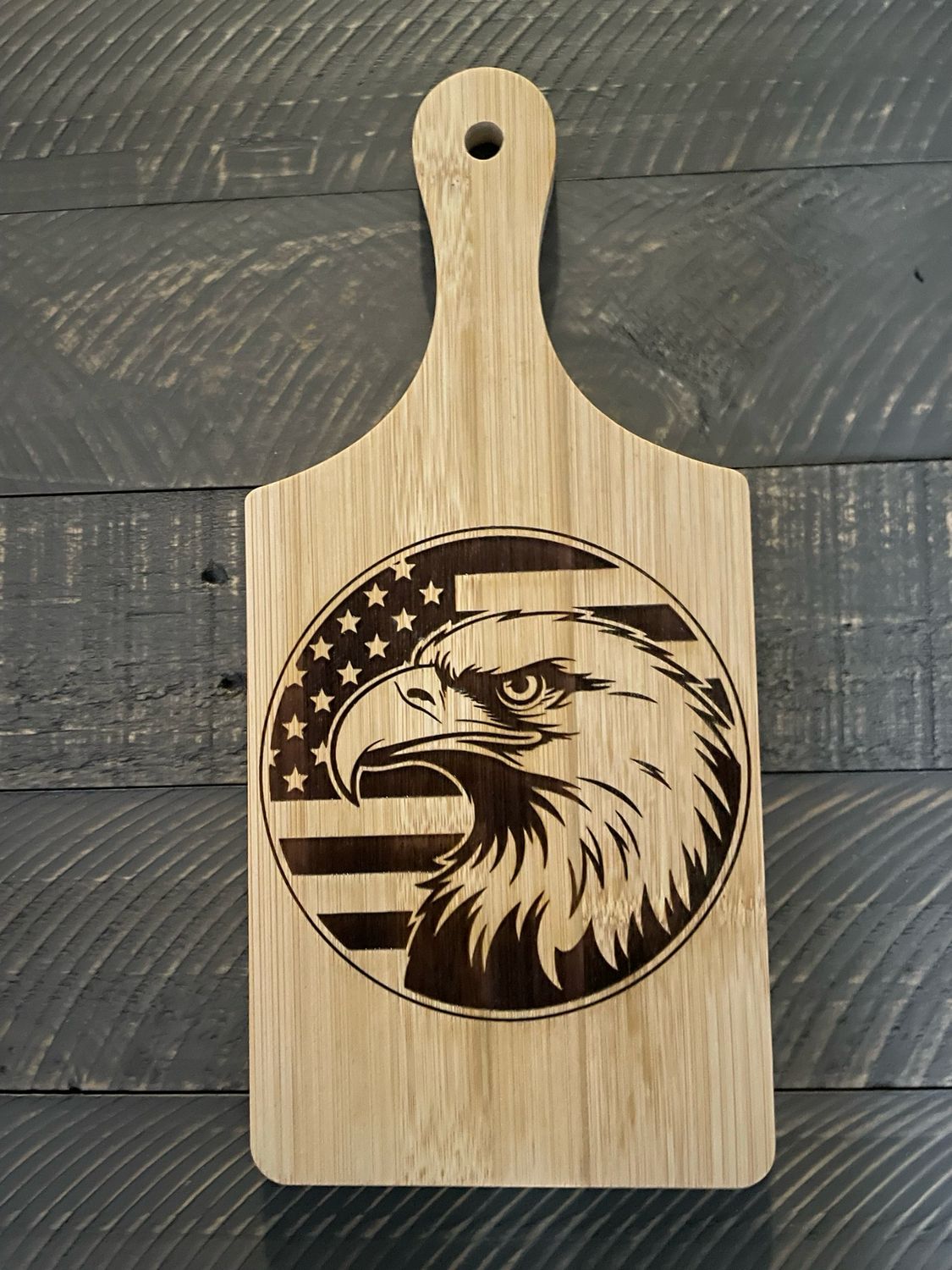 “American Eagle Engraved Cutting Board – Patriotic Wooden Serving Board – Gift for Dad, Veteran, BBQ Lover”