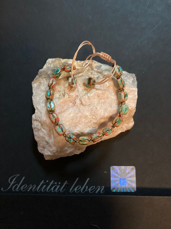 Handgeknüpftes Makramee-Armband mit African Turquoise Jaspis-Perlen. Erdende, beruhigende Steinwirkung und verstellbarer Verschluss für optimalen Tragekomfort.