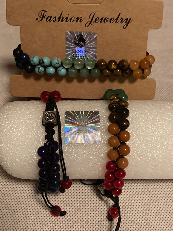 Chakra Edelstein-Makraméarmband – Handgefertigt und Energiestärkend