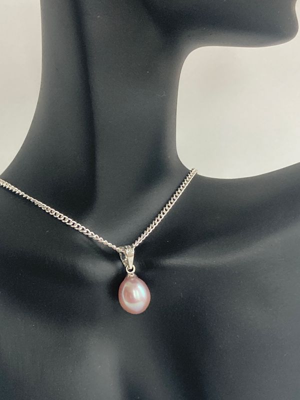 Zuchtperlen-Anhänger auf 925er Silberkette (50 cm) – Eleganter Damenschmuck online kaufen bei FRAYU. Perfektes Geschenk für Damen, zeitloser Modeschmuck mit edlem Perlenanhänger.