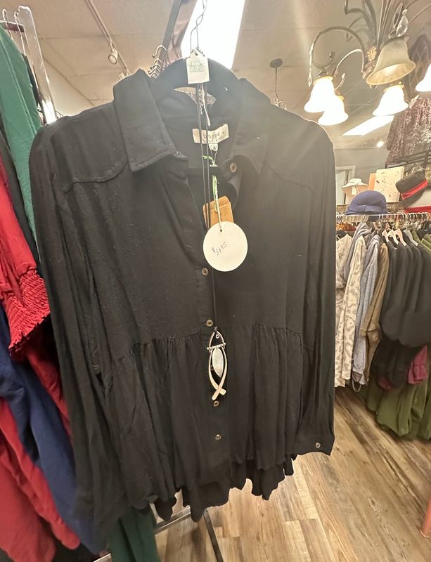 Umgee Ladies Black Long-Sleeve Flowy Blouse in Black.